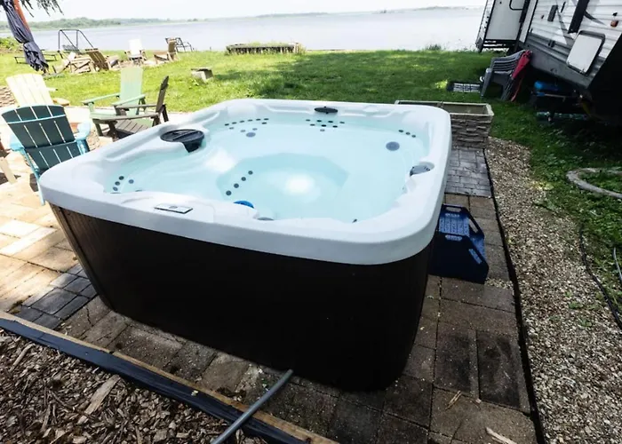 Waterfront 2br Nautical On Grass Hot Tub Firepit Year Round Fun Chácara